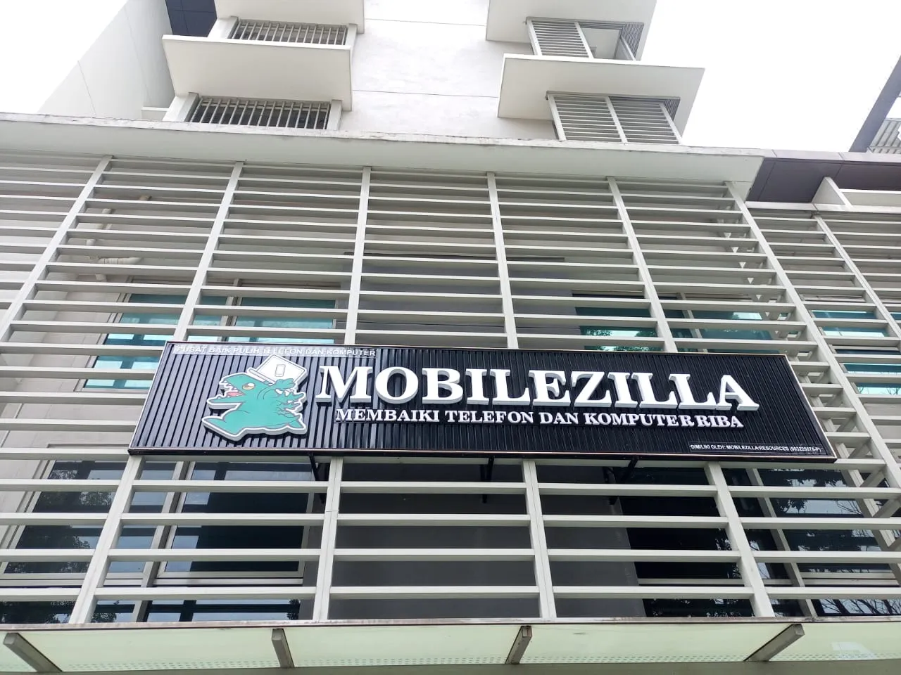 3D Box Up signboard MOBILEZILLA dengan huruf timbul moden dan reka bentuk profesional untuk kedai telefon di Malaysia