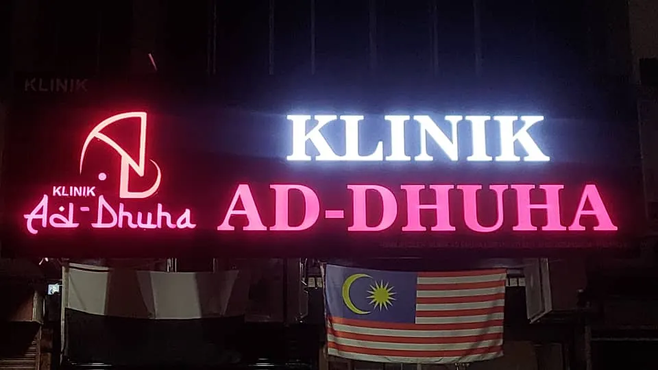 3D Box Up Frontlit signboard Klinik Ad-Dhuna dengan huruf timbul bercahaya LED terang dan reka bentuk moden di Malaysia