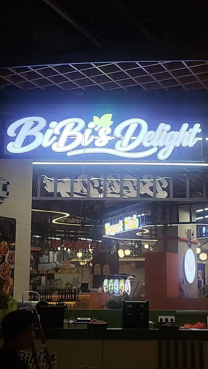 3D Frontlit Signboard BiBi's Delight dengan huruf timbul LED putih dan logo daun untuk restoran.