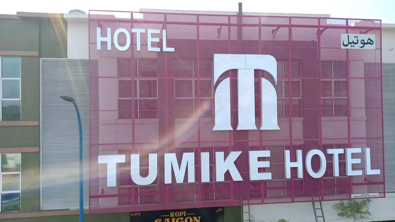 3D Frontlit Signboard Tumike Hotel dengan huruf timbul LED bersaiz besar dipasang pada fasad bangunan hotel.