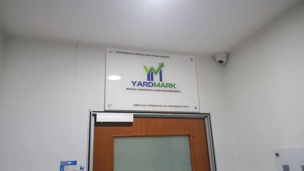 Acrylic Signage Yardmark Sdn. Bhd. dipasang di pejabat menggunakan akrilik jernih dengan logo korporat dan pemasangan standoff stainless steel