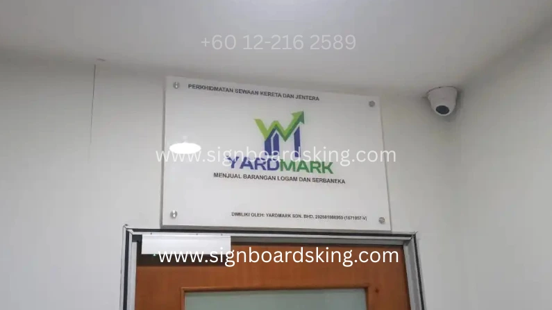 Acrylic Signage Yardmark Sdn. Bhd. dipasang di pejabat menggunakan akrilik jernih dengan logo korporat dan pemasangan standoff stainless steel
