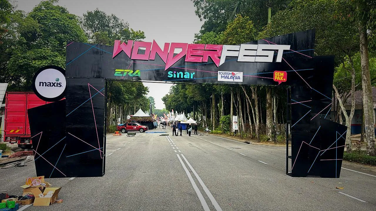 Entry arch signboard for Wonder featuring bold branding design with durable structure, ideal for event entrance and business visibility
