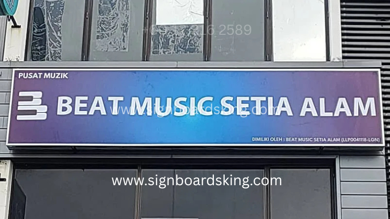 Signboard lightbox untuk Beat Music Setia Alam dengan pencahayaan terang dan jelas pada waktu malam