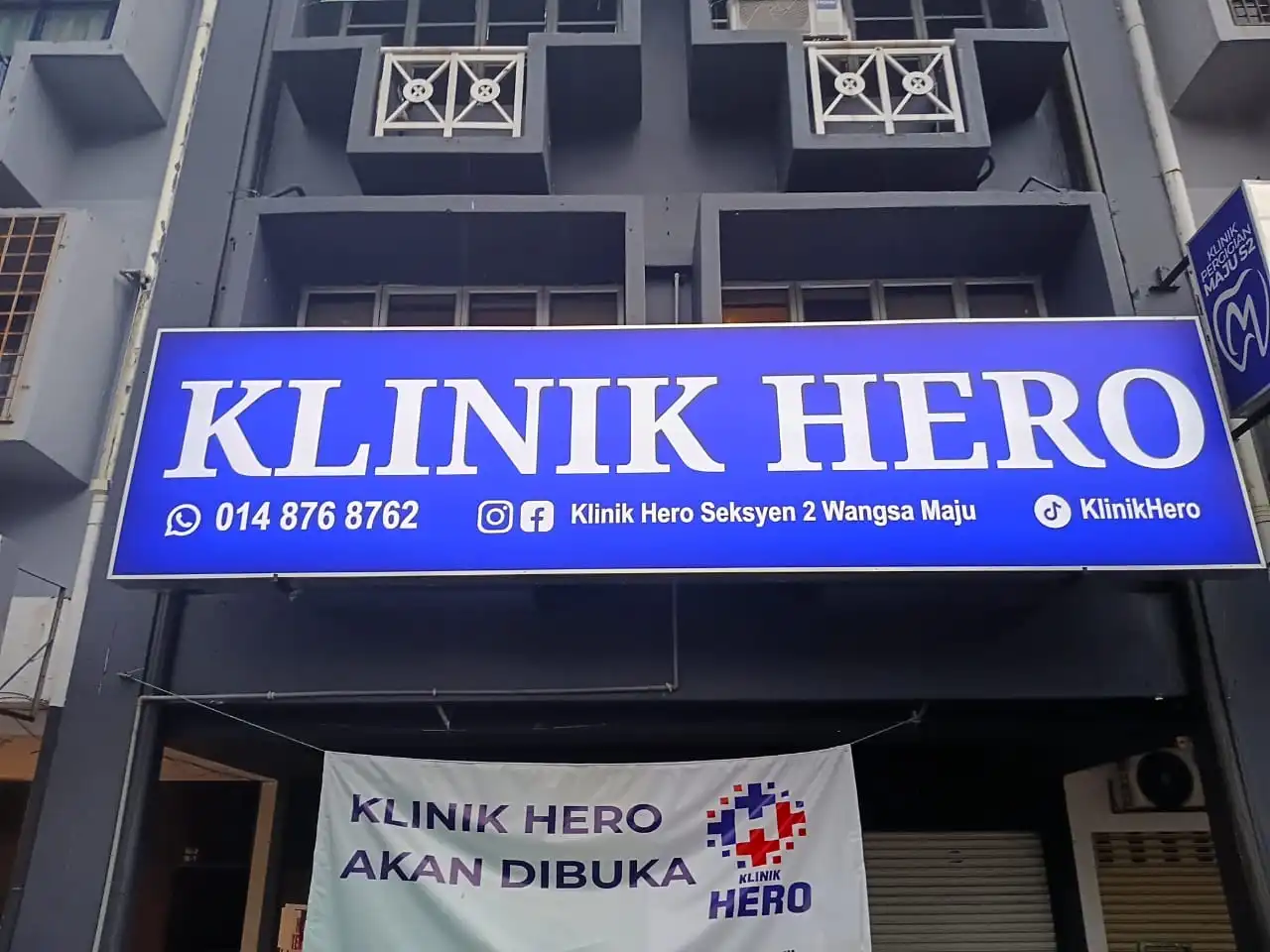 LED Lightbox Signboard Klinik Hero dengan latar biru, tulisan putih dan pencahayaan LED berkualiti tinggi.