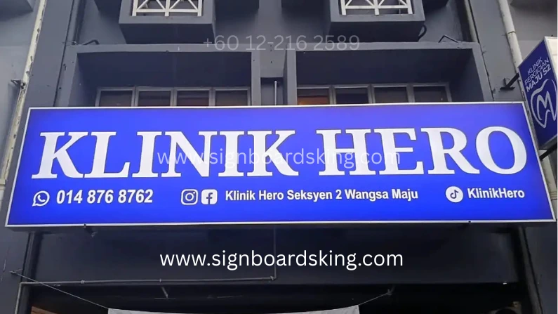 LED Lightbox Signboard Klinik Hero dengan latar biru, tulisan putih dan pencahayaan LED berkualiti tinggi.