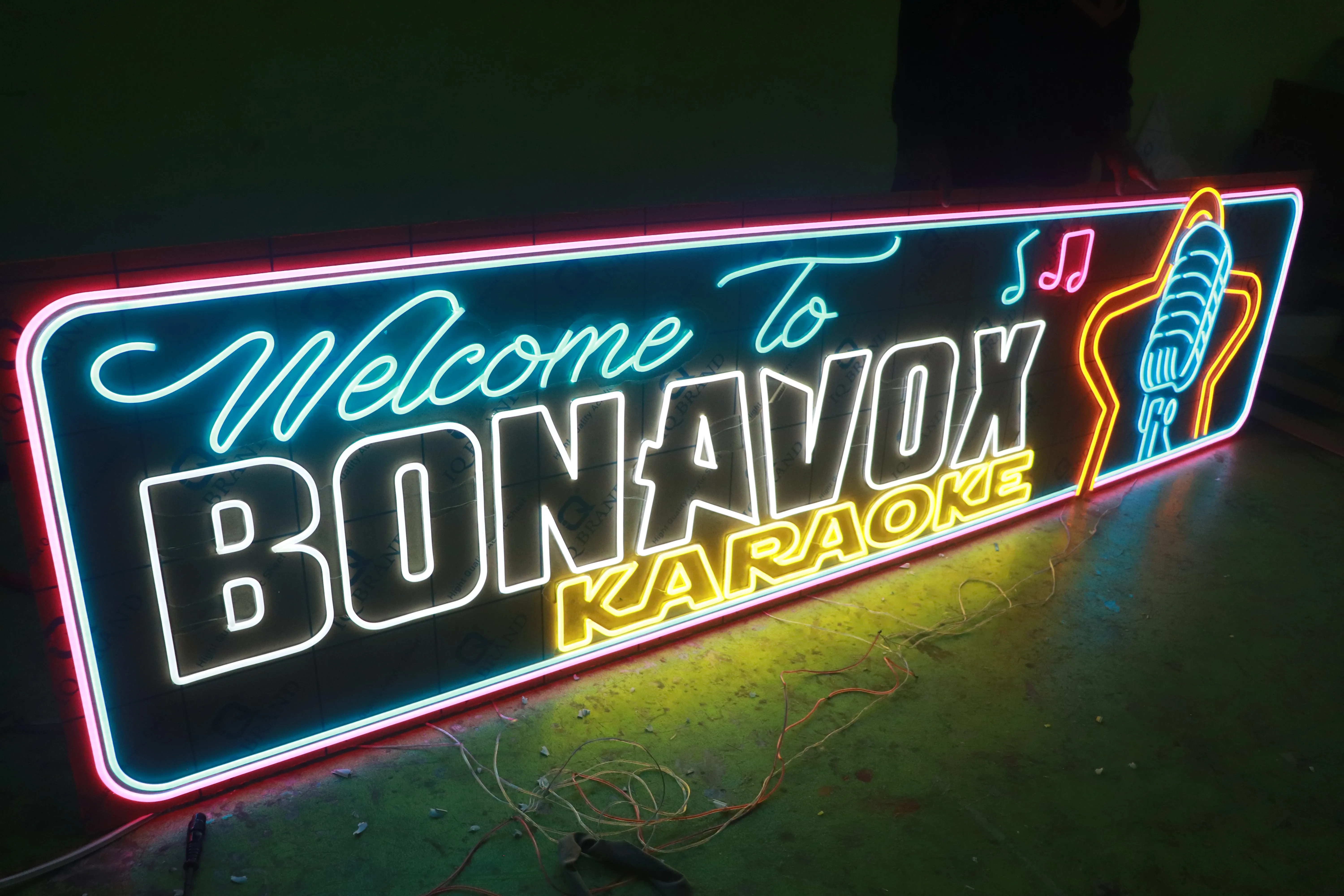Neon LED signboard BONAVOX Karaoke dengan lampu warna-warni terang dan reka bentuk moden untuk premis hiburan di Malaysia