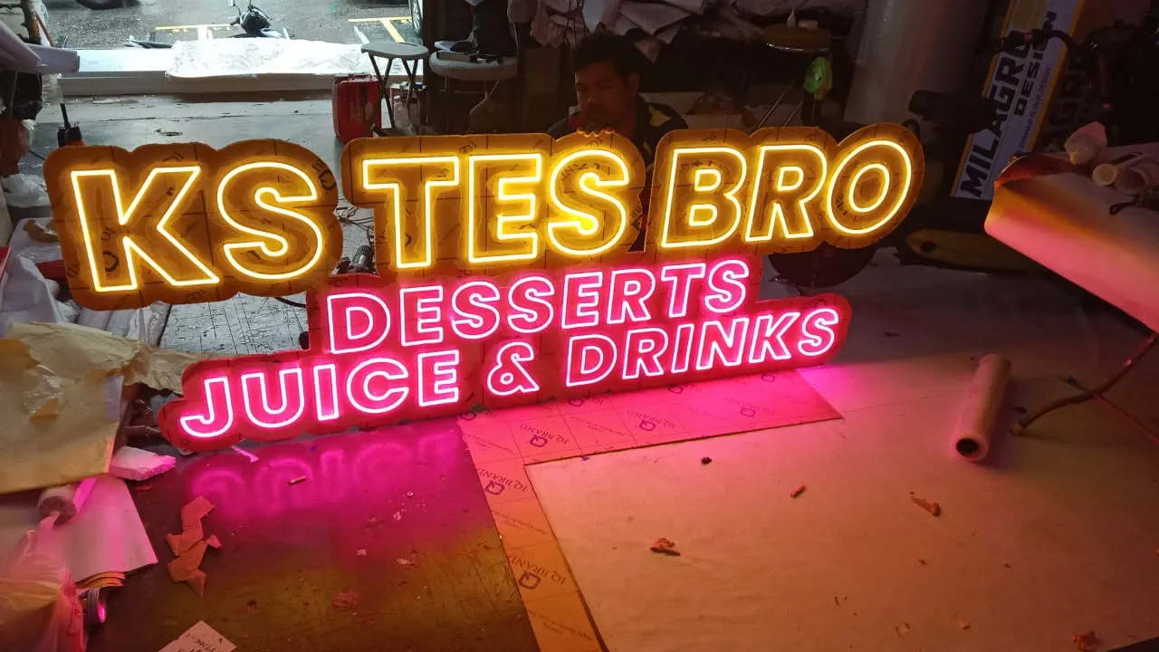 Neon LED signboard KS TES BRO dengan pencahayaan terang dan moden, sesuai untuk kedai dan branding perniagaan waktu malam