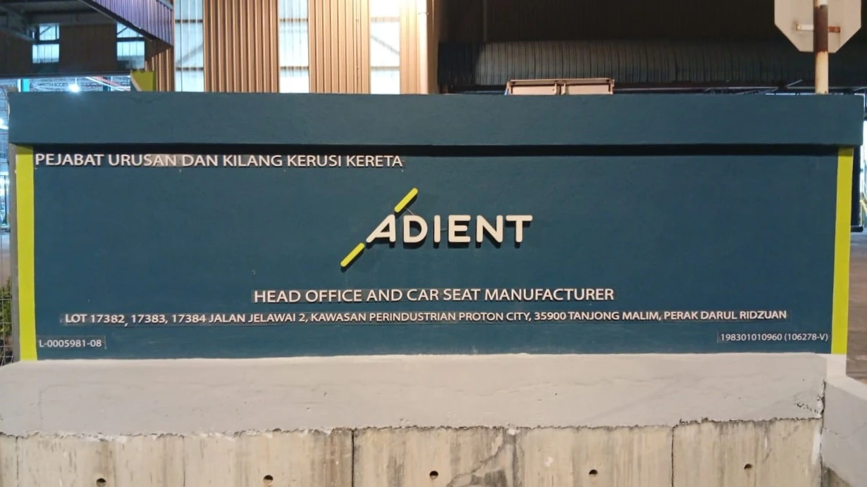 Outdoor Corporate Signboard Adient di pintu masuk kilang dengan logo syarikat dan maklumat ibu pejabat.