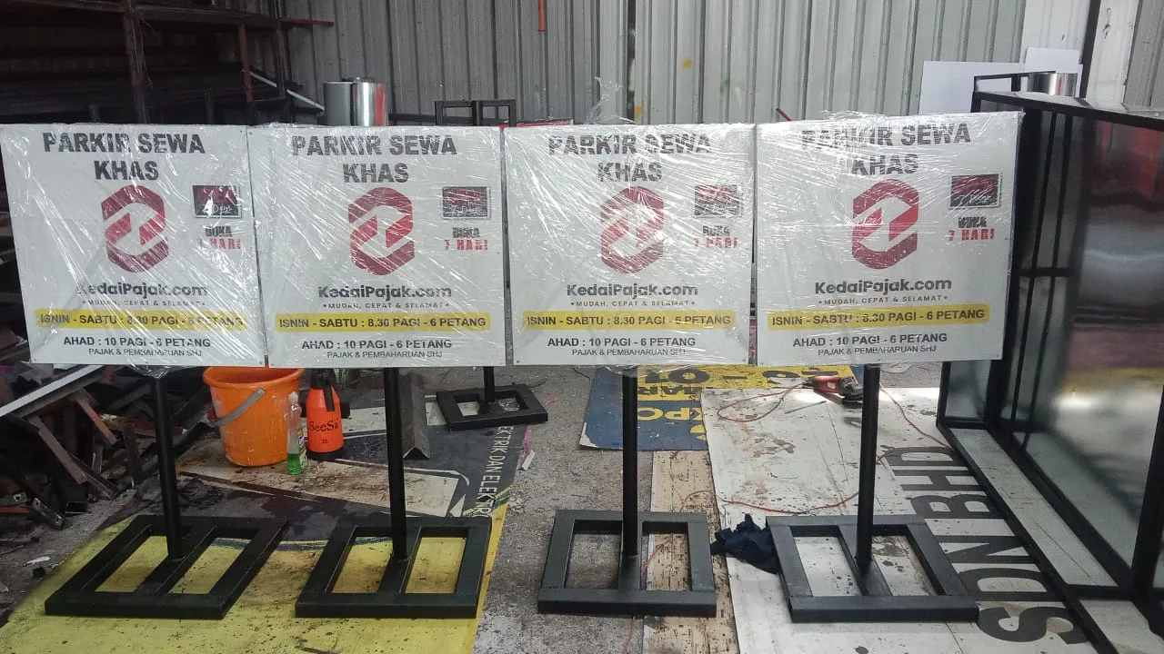 Parking stand billboard signboard untuk kedai pajak dengan design jelas dan mudah dilihat, membantu pelanggan mencari parking dengan mudah