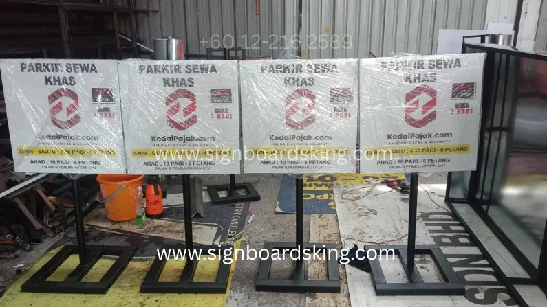 Parking stand billboard signboard untuk kedai pajak dengan design jelas dan mudah dilihat, membantu pelanggan mencari parking dengan mudah