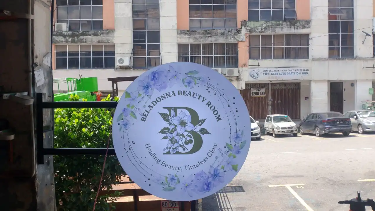 Round Lightbox Signboard Beladonna Beauty Room dengan logo bunga elegan dan pencahayaan LED berkualiti tinggi