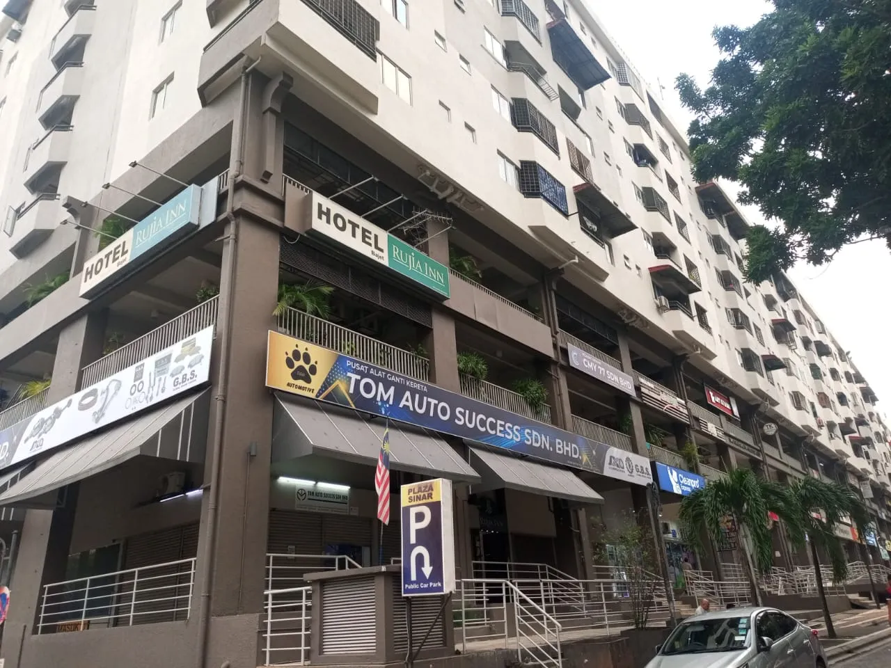 Signboard TOM AUTO SUCCESS SDN BHD dengan reka bentuk profesional dan jelas, sesuai untuk bengkel atau perniagaan automotif dengan visibility tinggi